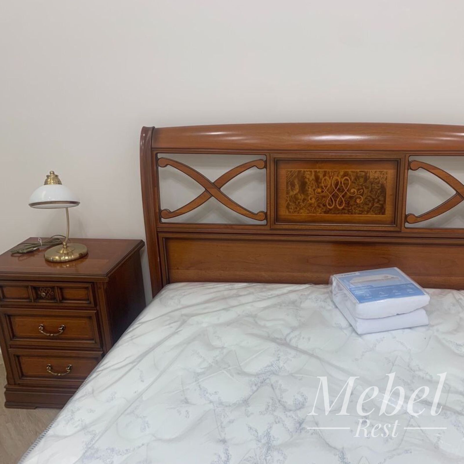 klassicheskaya-derevyannaya-krovat