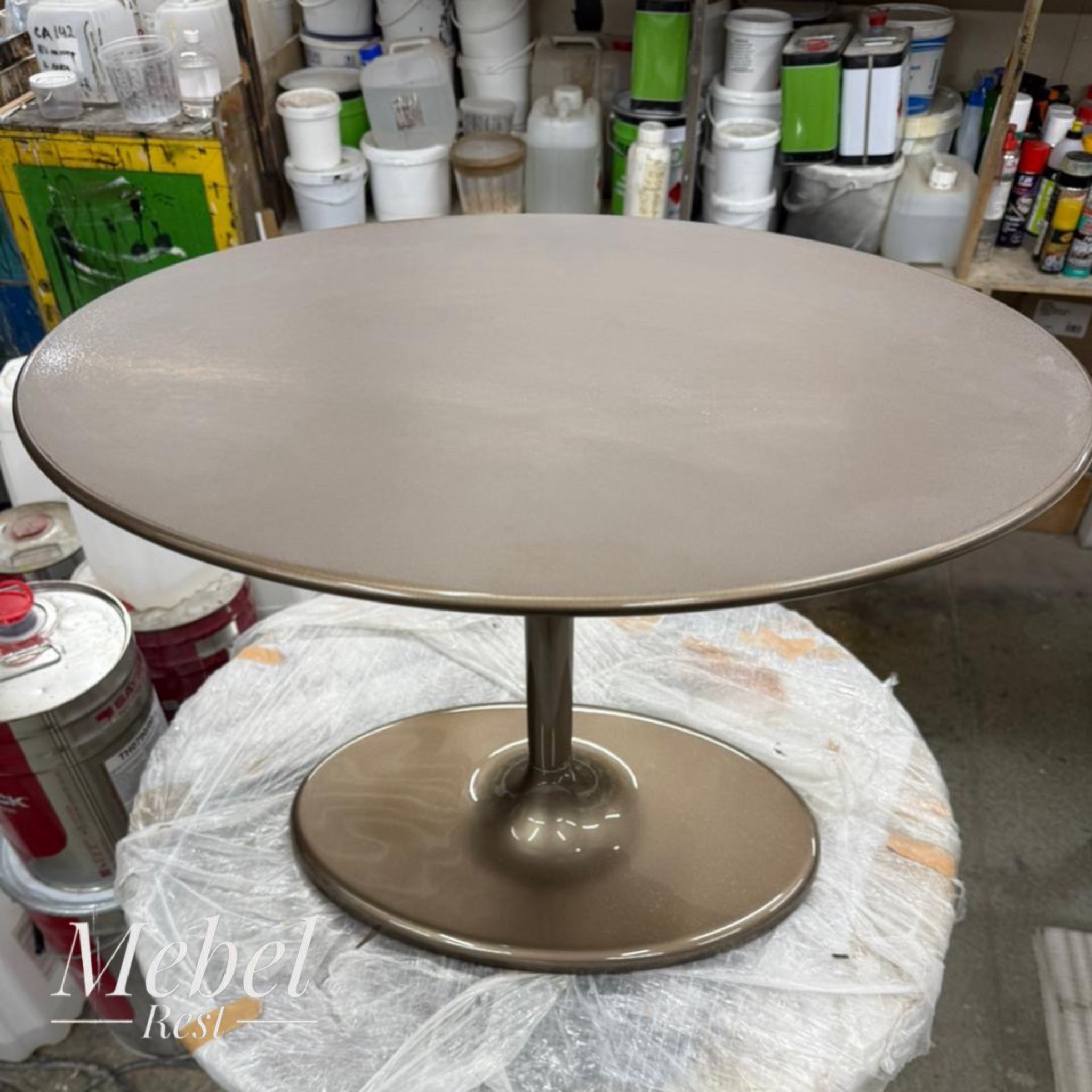 obnovlenie-krasochnogo-pokrytiya-stola